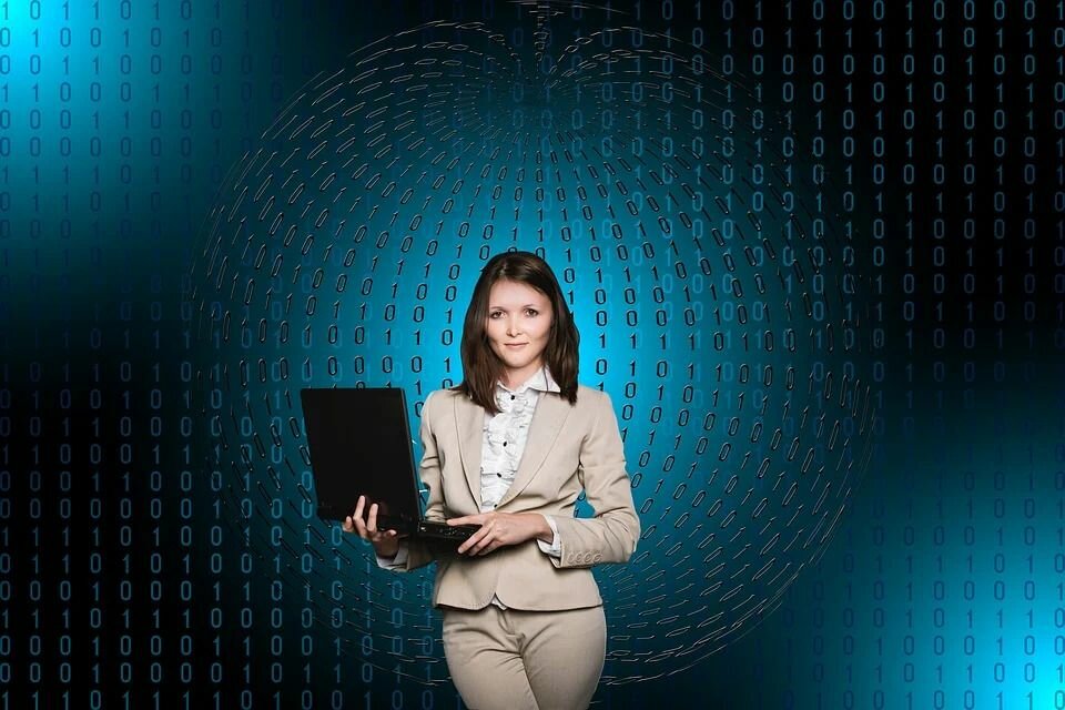 immagine donna e pc