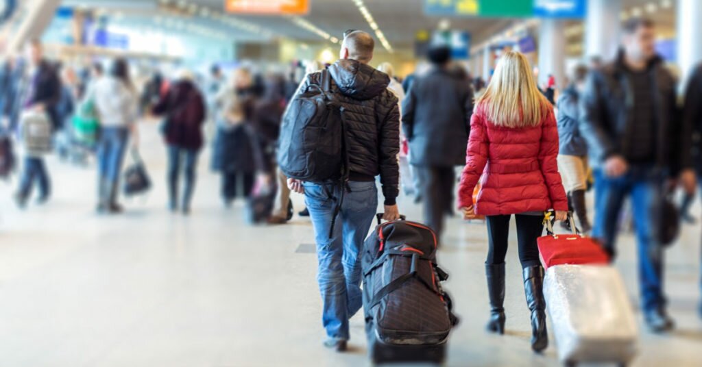 Turisti con valigie in aeroporto