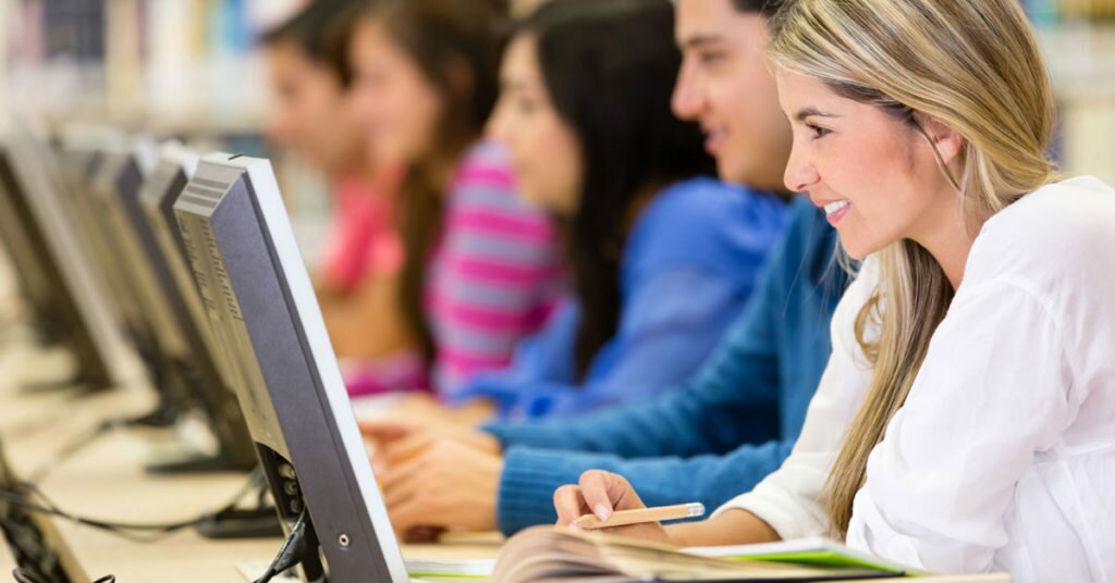 Studenti seguono corso online