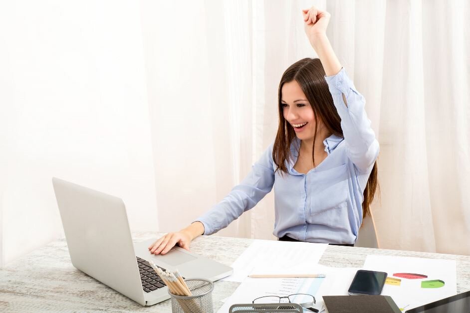 una imprenditrice felice al computer