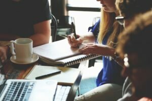 giovani al lavoro in ufficio