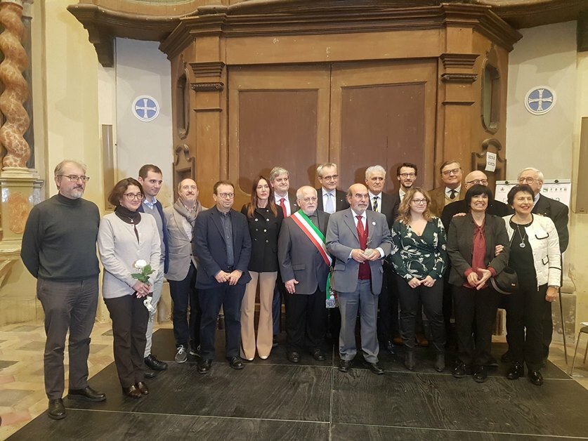 gruppo con premiato