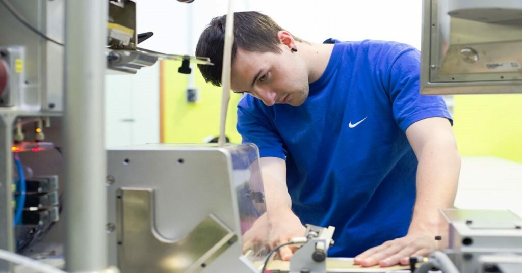 giovane in laboratorio