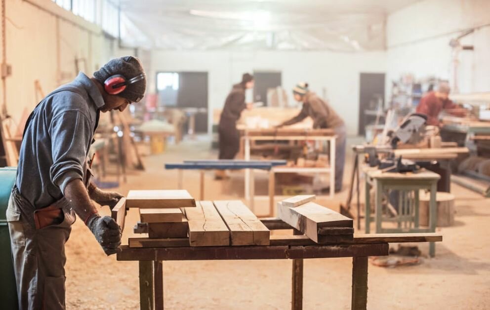 falegname artigiano al lavoro