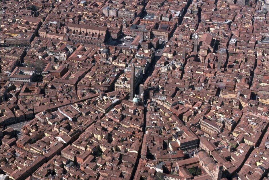 BOLOGNA. CENTRO STORICO. PANORAMICA AEREA DEL CENTRO STORICO. ESTERNO.