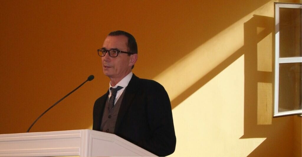 Antonio Nannini al leggio in un convegno
