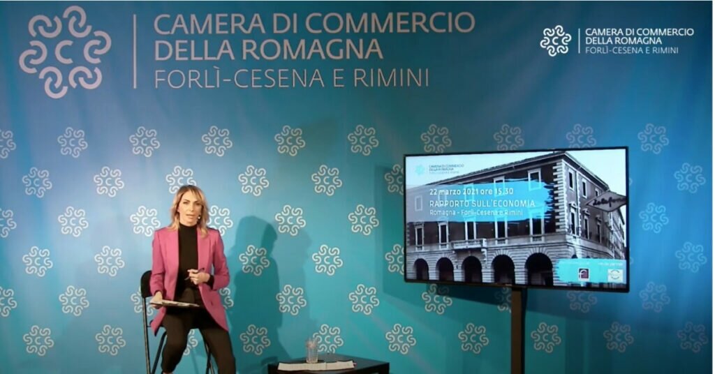Immagine da studio della presentazione del Rapporto sull'economia della Romagna, con la moderatrice Simona Branchetti