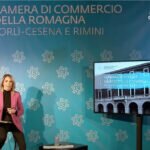 Immagine da studio della presentazione del Rapporto sull'economia della Romagna, con la moderatrice Simona Branchetti