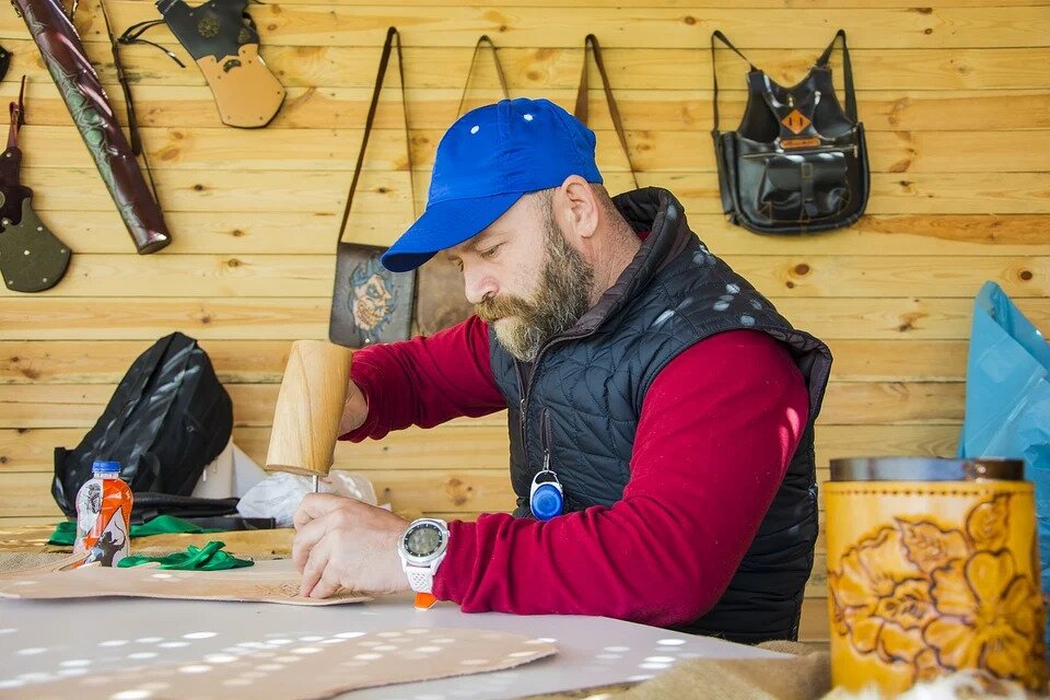 artigiano al lavoro