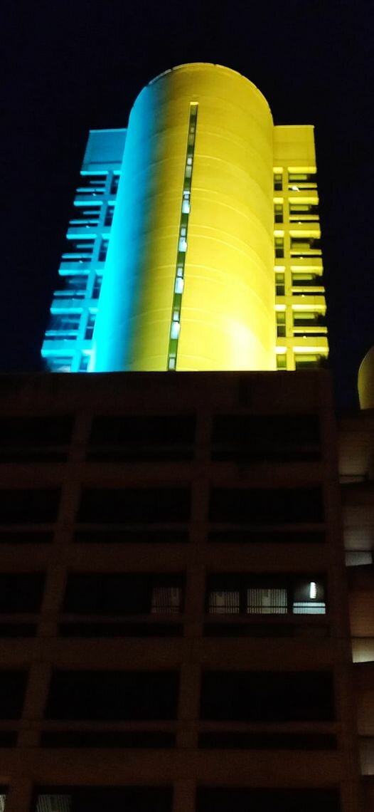 la torre della regione emilia-romagna con i colori ucraina