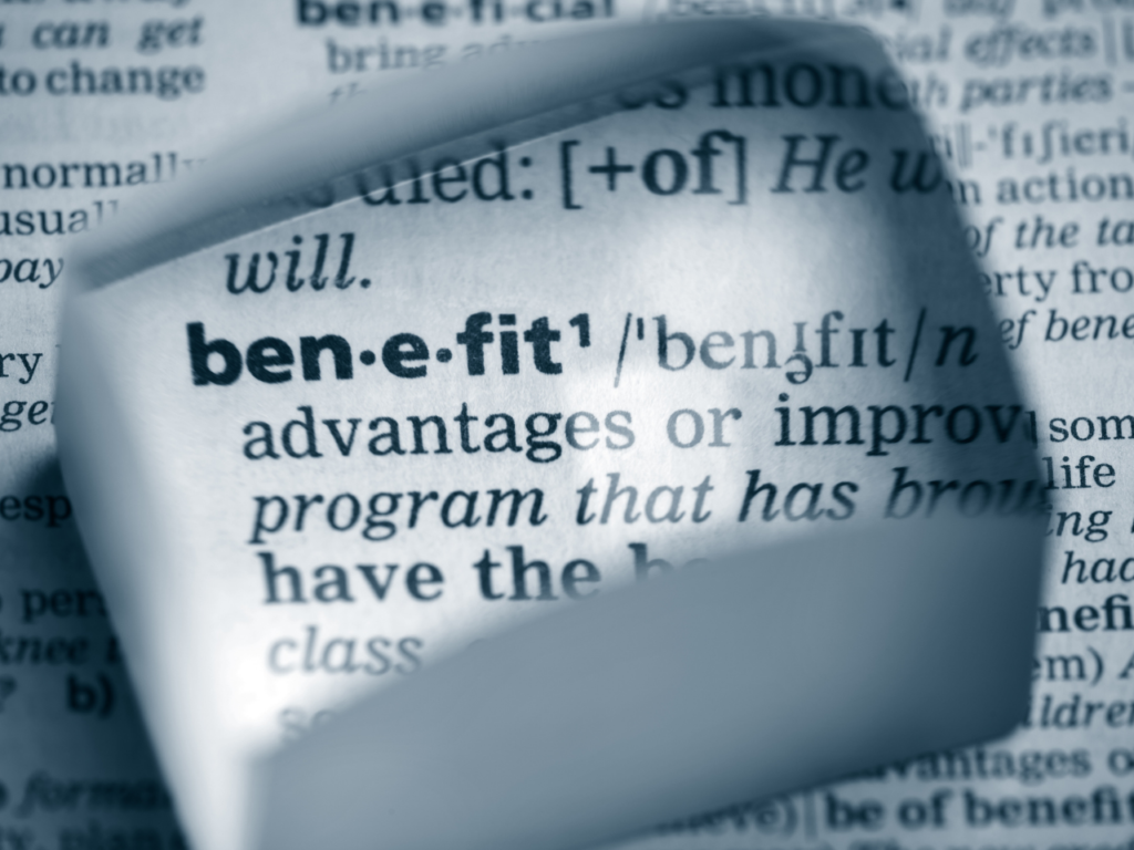 immagine simbolica per società benefit: lemma benefit del dizionario