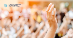 una mano alzata a simboleggiare la partecipazione alla consultazione pubblica